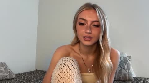 Snapshot of chloeros3e chatting on September 2025 08:20:02 PM chloeros3e online show from September 2025 08:20:02 PM