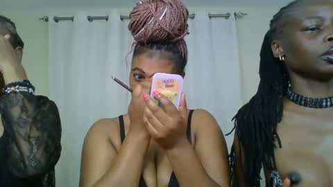 Snapshot of choco_violet chatting on February 2025 04:43:01 AM VIOLET online show from February 2025 04:43:01 AM