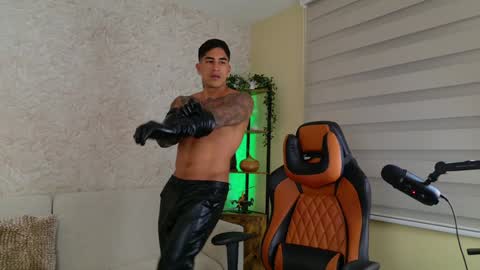 Snapshot of chris_reilly chatting on December 2024 02:42:01 AM chris reilly online show from December 2024 02:42:01 AM