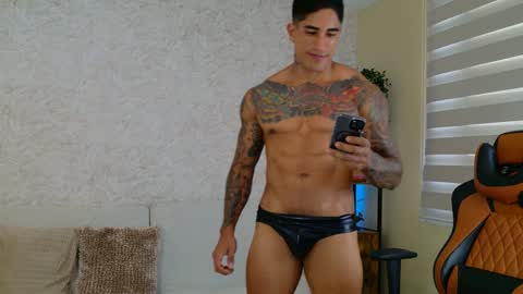 Snapshot of chris_reilly chatting on December 2024 08:23:01 PM chris reilly online show from December 2024 08:23:01 PM