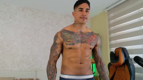 Snapshot of chris_reilly chatting on January 2025 07:00:02 PM chris reilly online show from January 2025 07:00:02 PM