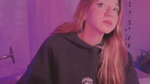 Snapshot of cinderella_lewis chatting on September 2025 04:38:01 AM Sofi Eva and Mey online show from September 2025 04:38:01 AM