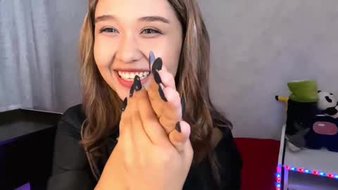 Snapshot of clary_cloud chatting on November 2025 06:17:01 PM Lara online show from November 2025 06:17:01 PM