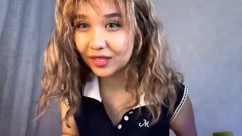 Snapshot of clary_cloud chatting on November 2025 06:18:02 PM Lara online show from November 2025 06:18:02 PM