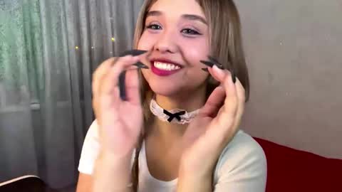 Snapshot of clary_cloud chatting on November 2025 06:21:01 PM Lara online show from November 2025 06:21:01 PM