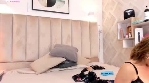 clhoe_johnson_ online show from November 2025 12:05:01 PM