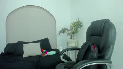 Cloe  online show from December 2025 02:43:02 PM