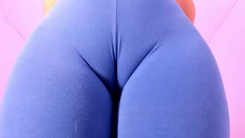 Snapshot of cloehonney chatting on November 2025 12:39:02 PM cloe online show from November 2025 12:39:02 PM