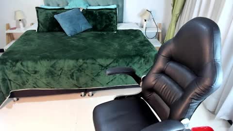 Snapshot of clown_face chatting on February 2025 09:54:02 AM emely dolce online show from February 2025 09:54:02 AM