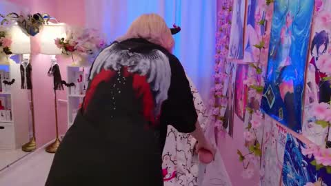 Mia online show from October 2025 08:51:02 PM