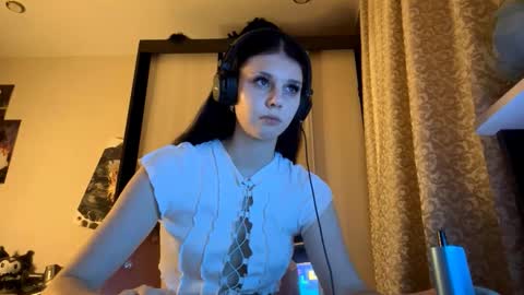 Isabella online show from November 2025 06:12:01 PM