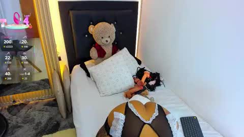 Snapshot of coraline_v chatting on November 2025 01:07:02 AM Coraline connected from 10 pm to 6 am Colombia time online show from November 2025 01:07:02 AM