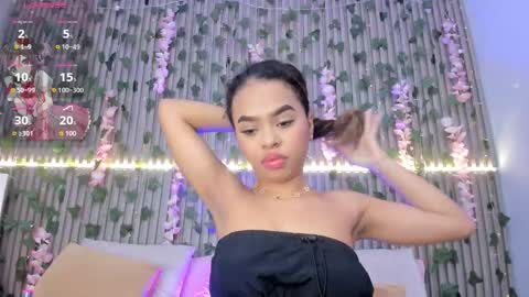 coralineross_ online show from November 2025 10:58:02 AM