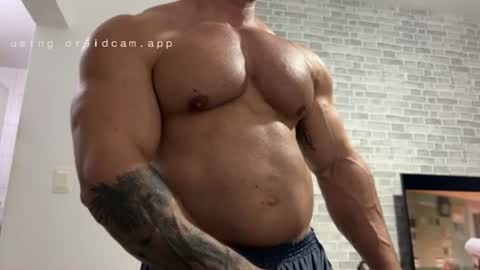 Snapshot of couplemuscle40 chatting on July 2026 02:25:02 AM couplemuscle40 online show from July 2026 02:25:02 AM