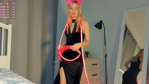 Snapshot of crazy_selfi chatting on December 2024 05:37:01 AM Emma online show from December 2024 05:37:01 AM