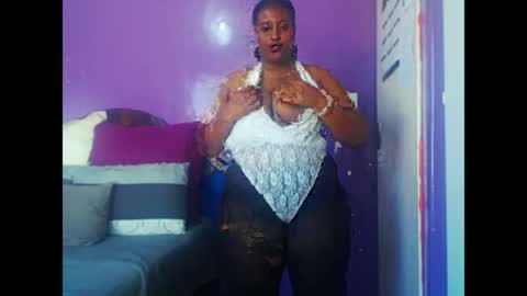 Snapshot of creamylea chatting on June 2026 10:13:01 AM CreamyLea online show from June 2026 10:13:01 AM