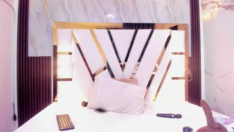 cristin  online show from November 2025 07:08:02 AM