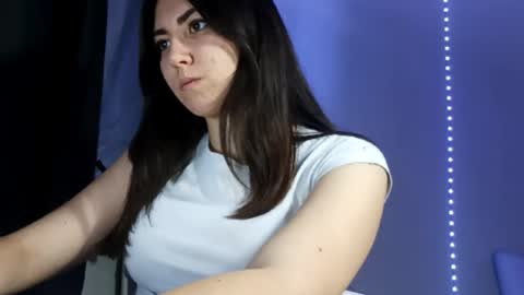 Snapshot of crystabeckelhimer chatting on November 2025 06:09:02 PM Alie online show from November 2025 06:09:02 PM