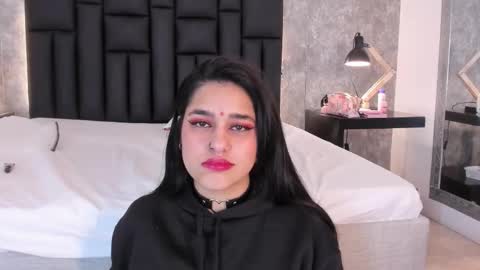 Crystal online show from November 2025 03:44:01 PM