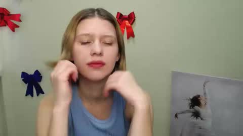 Snapshot of crystalgirl__ chatting on January 2025 12:18:01 PM Stella online show from January 2025 12:18:01 PM