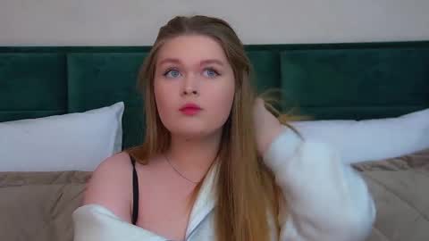 Snapshot of crystallyons chatting on November 2025 06:03:02 PM Crystal online show from November 2025 06:03:02 PM