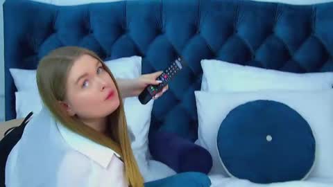 Snapshot of crystallyons chatting on April 2026 02:27:02 AM Crystal online show from April 2026 02:27:02 AM
