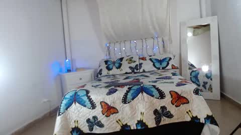 Snapshot of crystalvans chatting on February 2025 01:20:01 AM Cristal online show from February 2025 01:20:01 AM