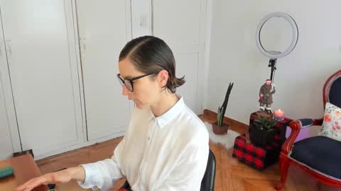 Snapshot of cuddlingbunnny chatting on November 2025 02:43:02 PM Leonela online show from November 2025 02:43:02 PM