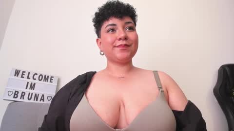 Snapshot of curly_cam_queen chatting on February 2025 07:18:02 PM Bruna online show from February 2025 07:18:02 PM