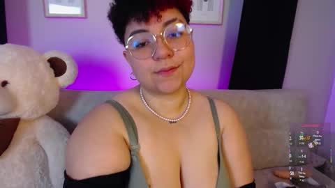 Snapshot of curly_cam_queen chatting on February 2026 01:15:02 PM Bruna online show from February 2026 01:15:02 PM