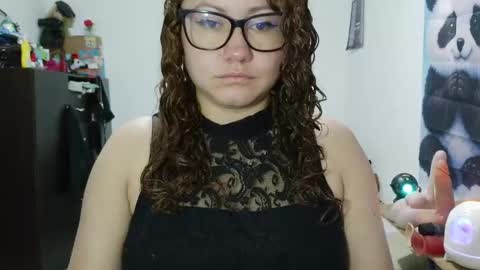 Snapshot of curly_greeneyed chatting on June 2026 11:05:02 PM Vannesa online show from June 2026 11:05:02 PM
