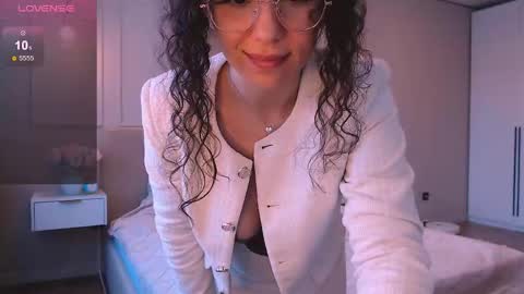 curly_jade_ online show from May 2026 03:00:01 PM