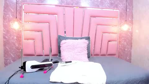 Alyanna  online show from November 2025 12:04:01 PM