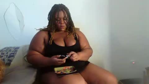 Snapshot of curvybcelinemixe chatting on December 2024 02:19:01 AM Cline online show from December 2024 02:19:01 AM