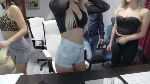 Snapshot of cute00kiara chatting on November 2025 12:27:01 PM and follow twittercute00kiara2 online show from November 2025 12:27:01 PM