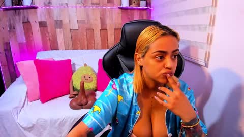    Independent Model online show from January 2025 11:13:02 PM