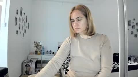 Snapshot of cutehana chatting on November 2025 03:17:02 PM MADY online show from November 2025 03:17:02 PM