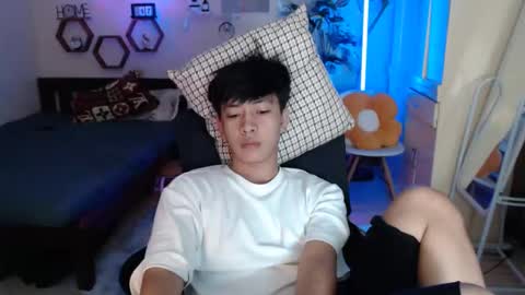 Snapshot of cutie_cumshow chatting on December 2025 09:33:01 PM Neil Taylor online show from December 2025 09:33:01 PM