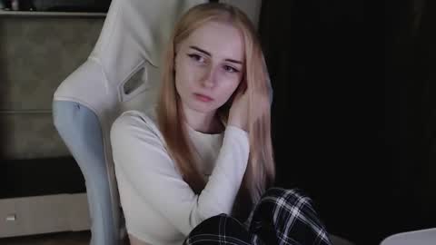 Cutti Crystal online show from March 2026 02:33:02 PM