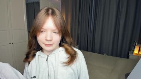 Snapshot of cuty_petite chatting on March 2026 05:25:02 AM Anne online show from March 2026 05:25:02 AM