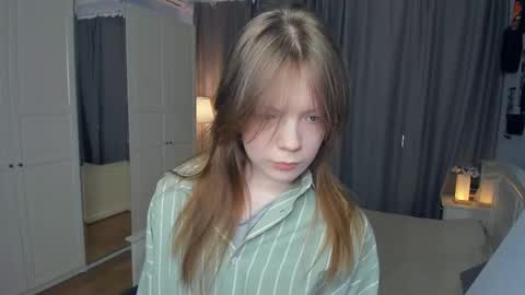 Snapshot of cuty_petite chatting on March 2026 06:51:02 AM Anne online show from March 2026 06:51:02 AM