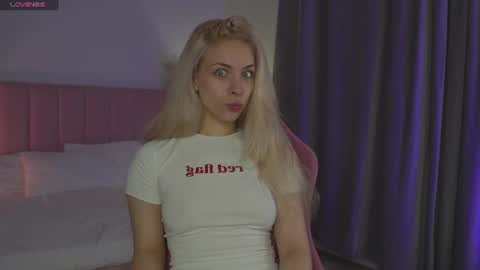 Snapshot of d0ll_eyes_ chatting on June 2026 07:40:02 AM Julie online show from June 2026 07:40:02 AM