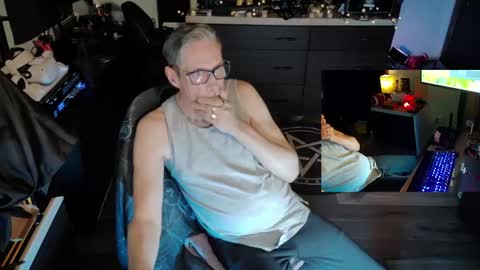 Snapshot of d_j_strokes chatting on April 2026 06:44:02 AM Dave online show from April 2026 06:44:02 AM