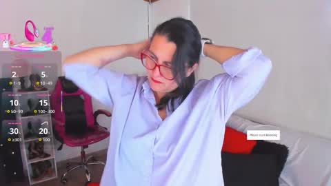 Mia  online show from November 2025 12:55:01 PM