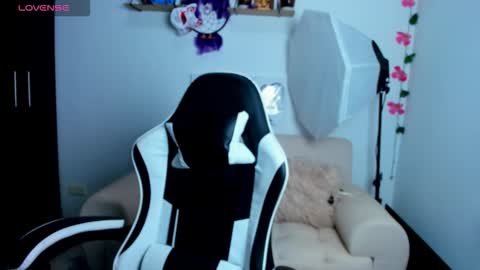 Ailyn  online show from December 2025 11:42:01 PM