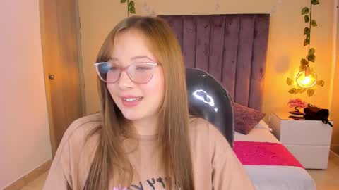 Snapshot of dahlia_rousse chatting on November 2025 01:39:01 AM Dahlia online show from November 2025 01:39:01 AM