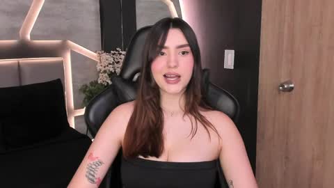 Snapshot of dakotarussell_ chatting on April 2026 08:39:02 PM Dakota online show from April 2026 08:39:02 PM