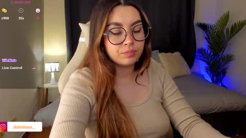 dakottaa__ online show from October 2025 11:38:02 PM