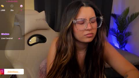 dakottaa__ online show from January 2026 11:41:02 PM