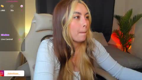 dakottaa__ online show from May 2026 11:45:02 PM